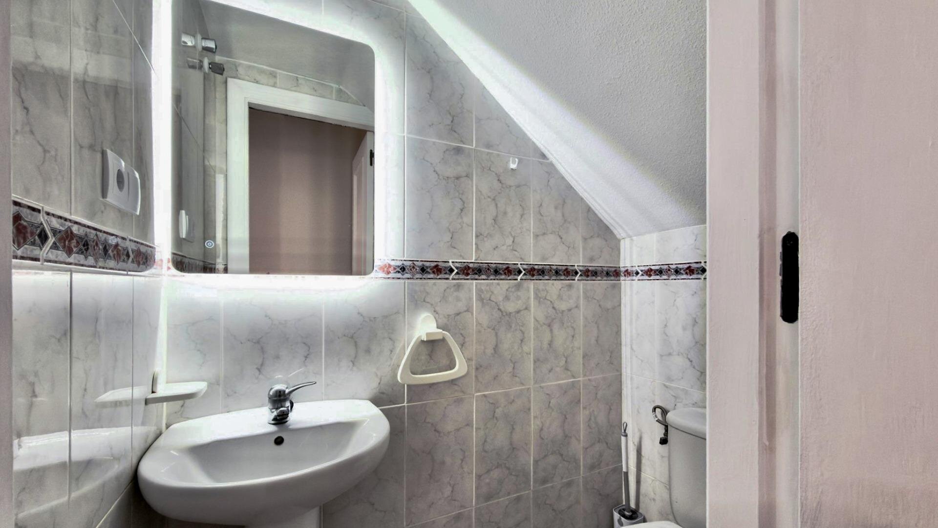 2-Bedroom Semi-detached house in Aguas Nuevas, Torrevieja - Image 9