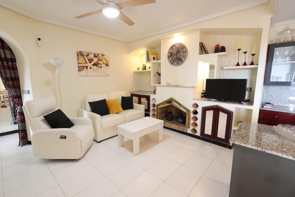 2-Bedroom Apartment in La Siesta, Torrevieja - Image 11