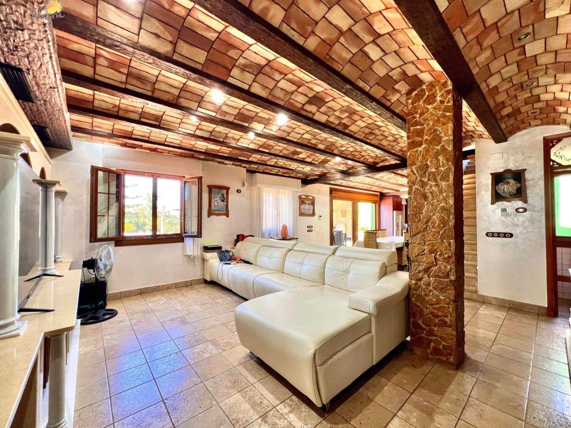 4-Bedroom Villa in Comunidad Valenciana, Almoradi - Image 31