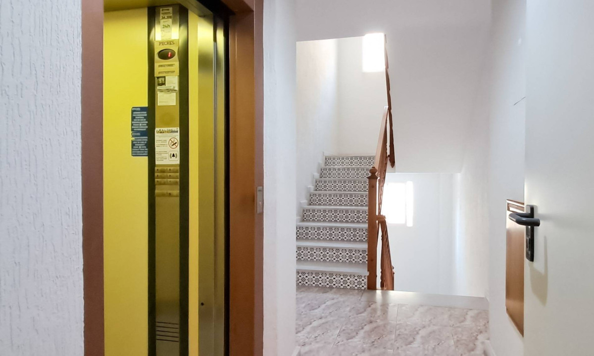 2-Bedroom Middle Floor Apartment in Playa Del Cura, Torre... - Image 17