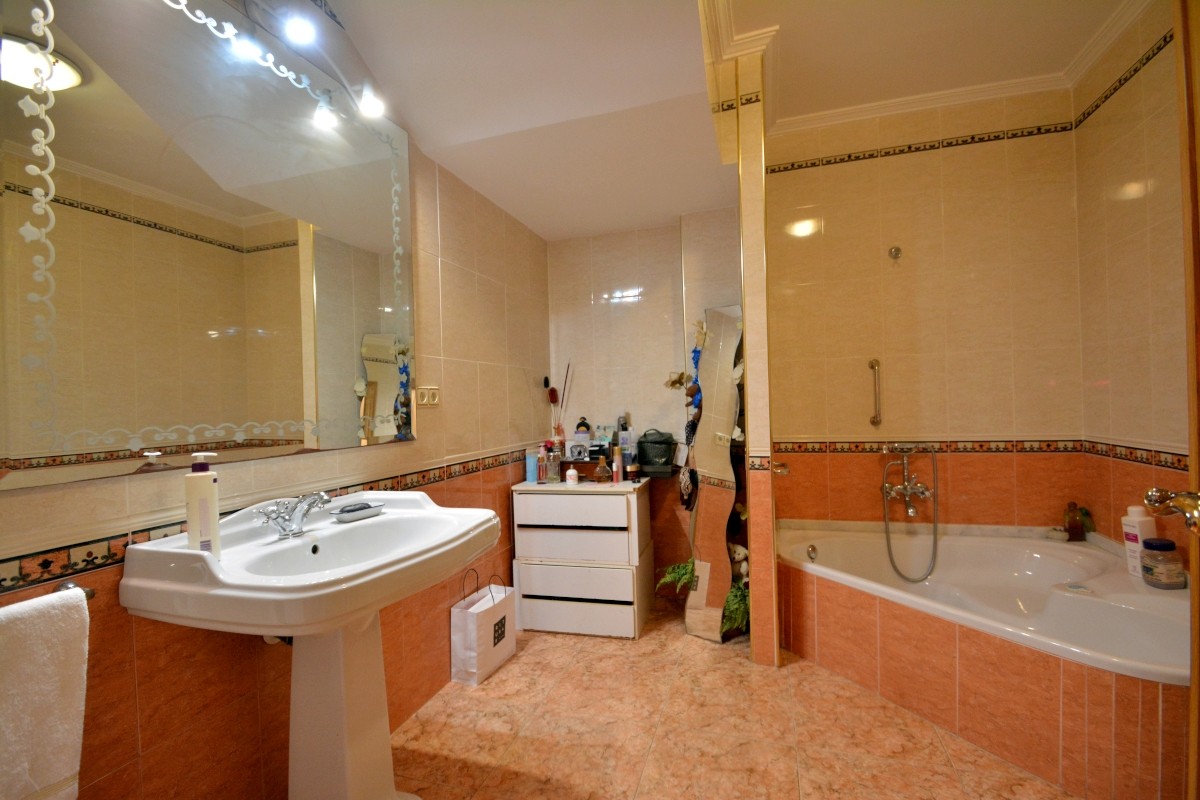 8-Bedroom Villa in Pueblo, Guardamar del Segura - Image 17