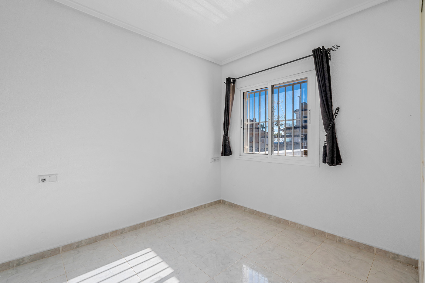 4-Bedroom Villa in Rojales - Image 20