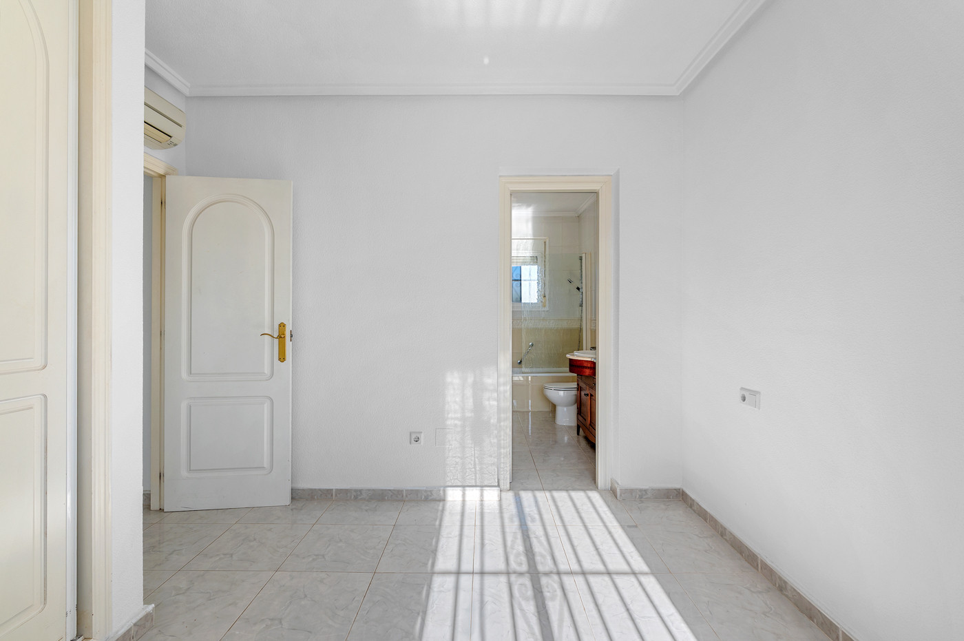 4-Bedroom Villa in Rojales - Image 22