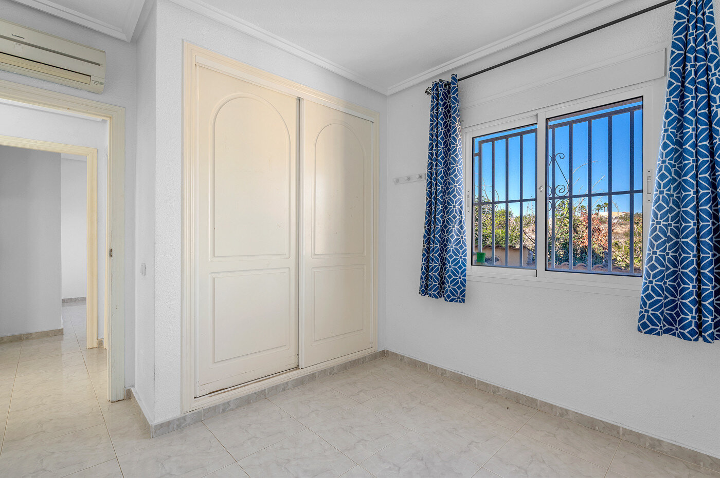 4-Bedroom Villa in Rojales - Image 27