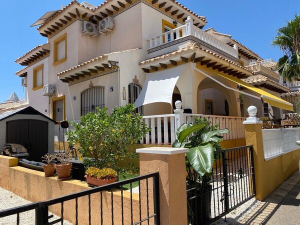 Bungalow de 2 Dormitorios en Lomas de Cabo Roig, Orihuela Costa