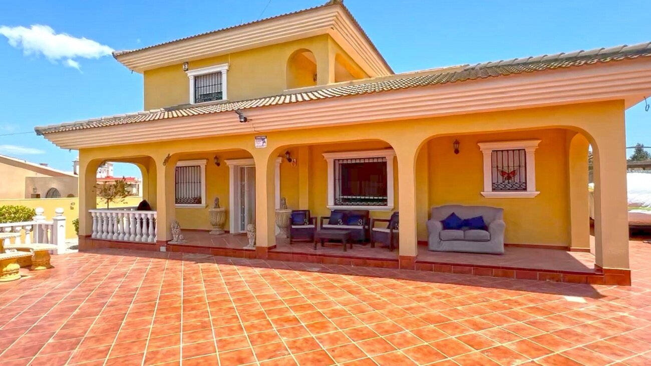 6-Bedroom Villa in Centro, Torrevieja - Image 2