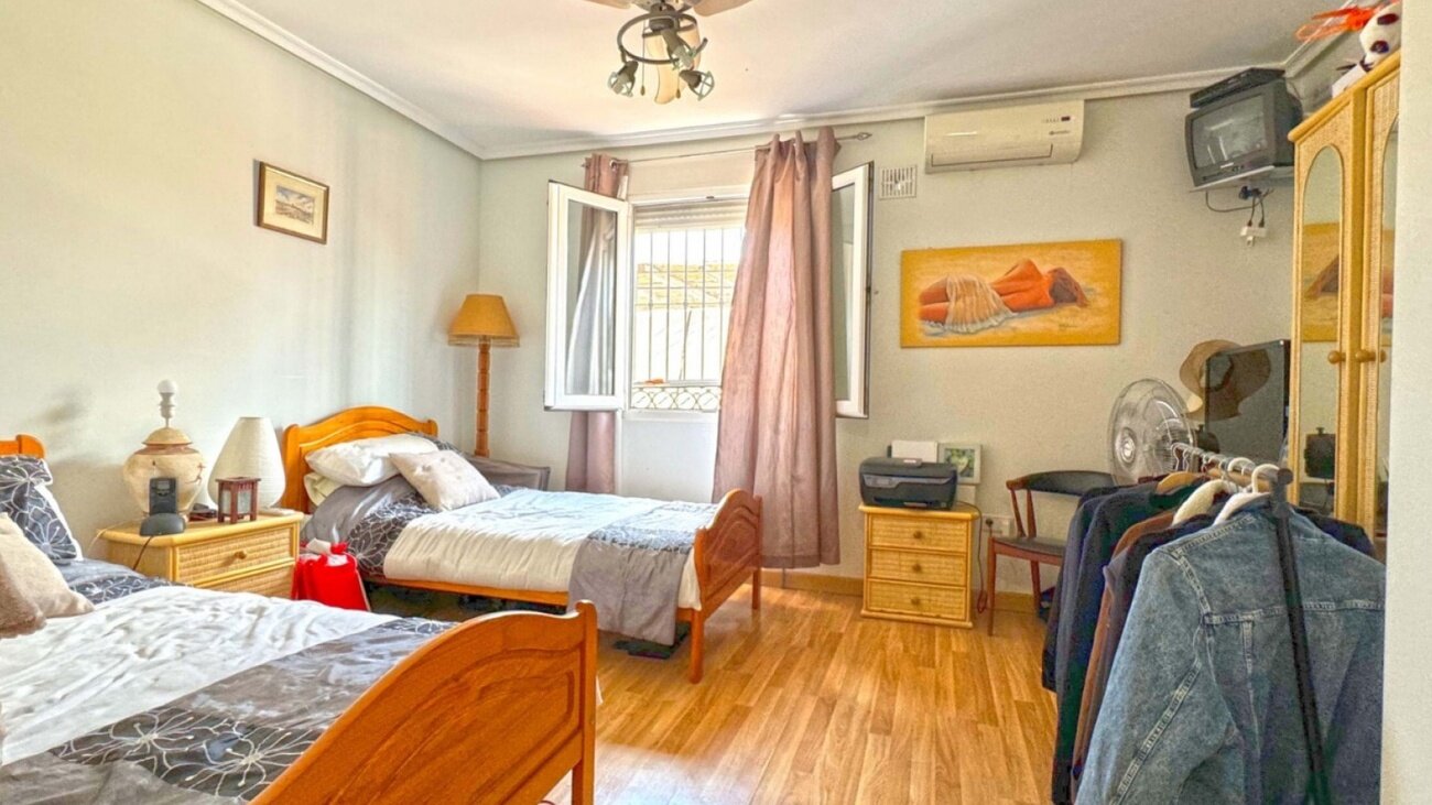 6-Bedroom Villa in Centro, Torrevieja - Image 32