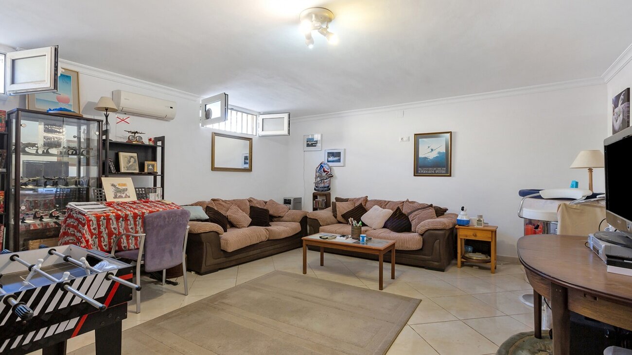 6-Bedroom Villa in Centro, Torrevieja - Image 35