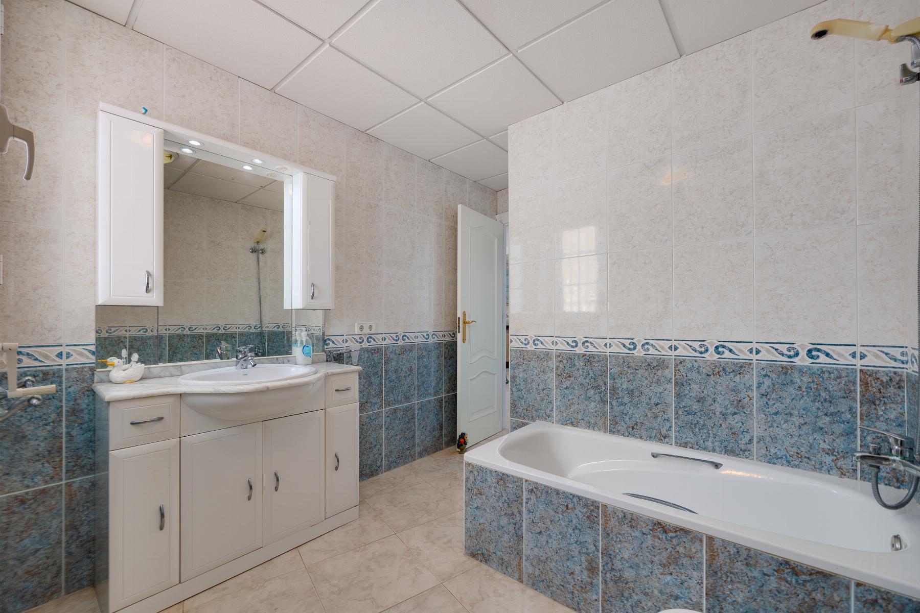 Apartamento de 4 Dormitorios en, Torrevieja - Image 28