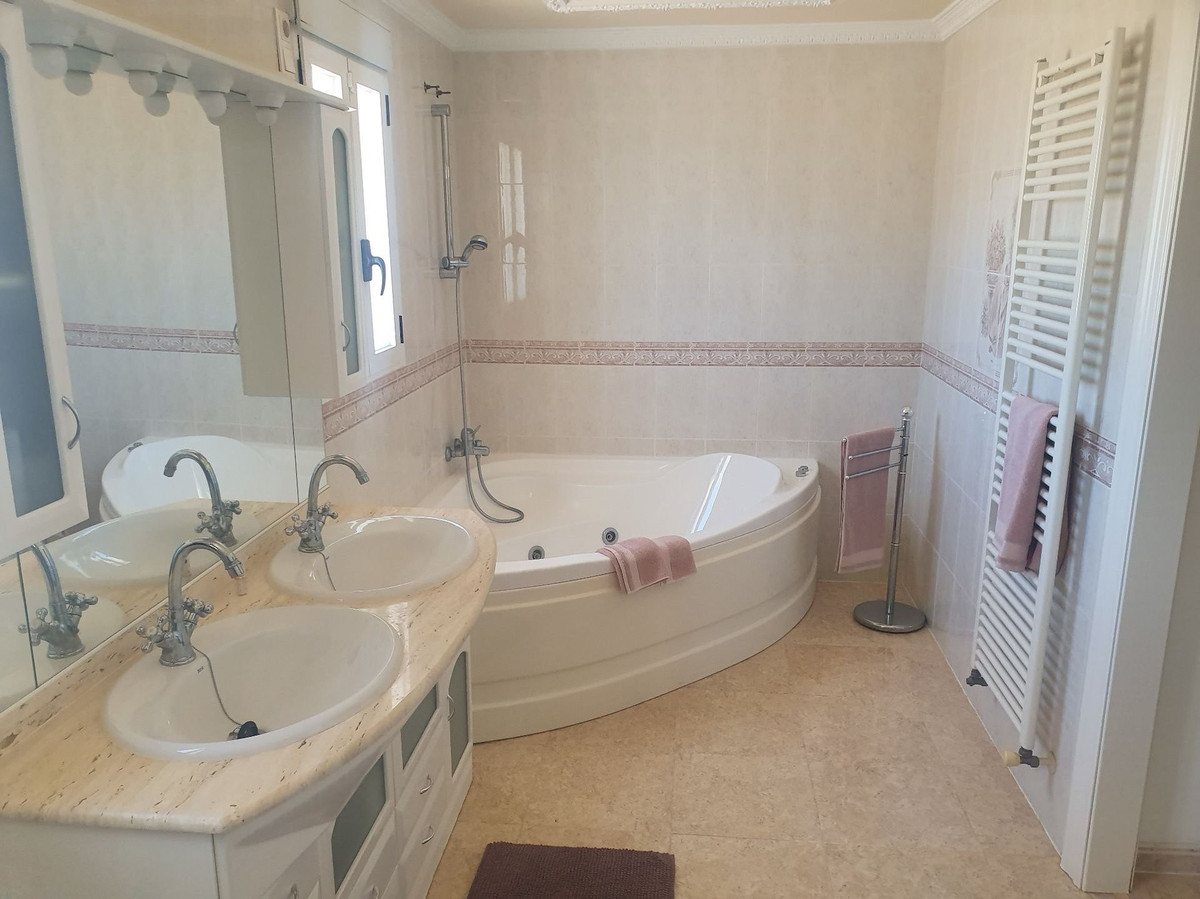 4-Bedroom Detached House in Algorfa | Sunny Casas - Cost... - Image 17