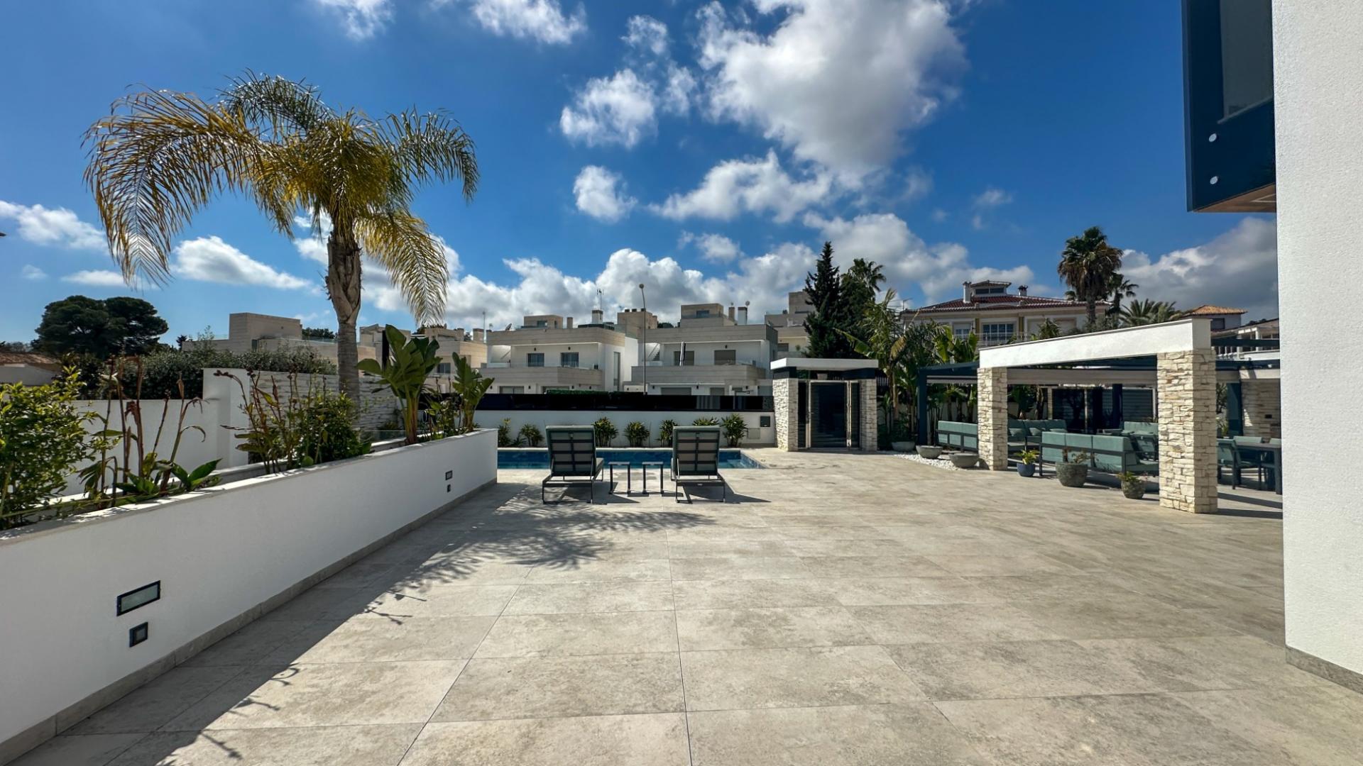 4-Bedroom Villa in Villamartin, Orihuela Costa - Image 10