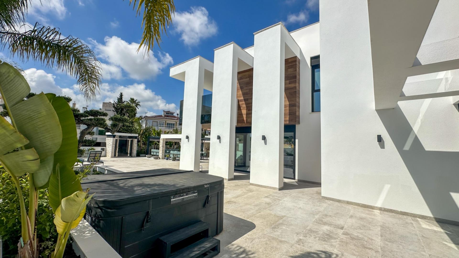 4-Bedroom Villa in Villamartin, Orihuela Costa - Image 20