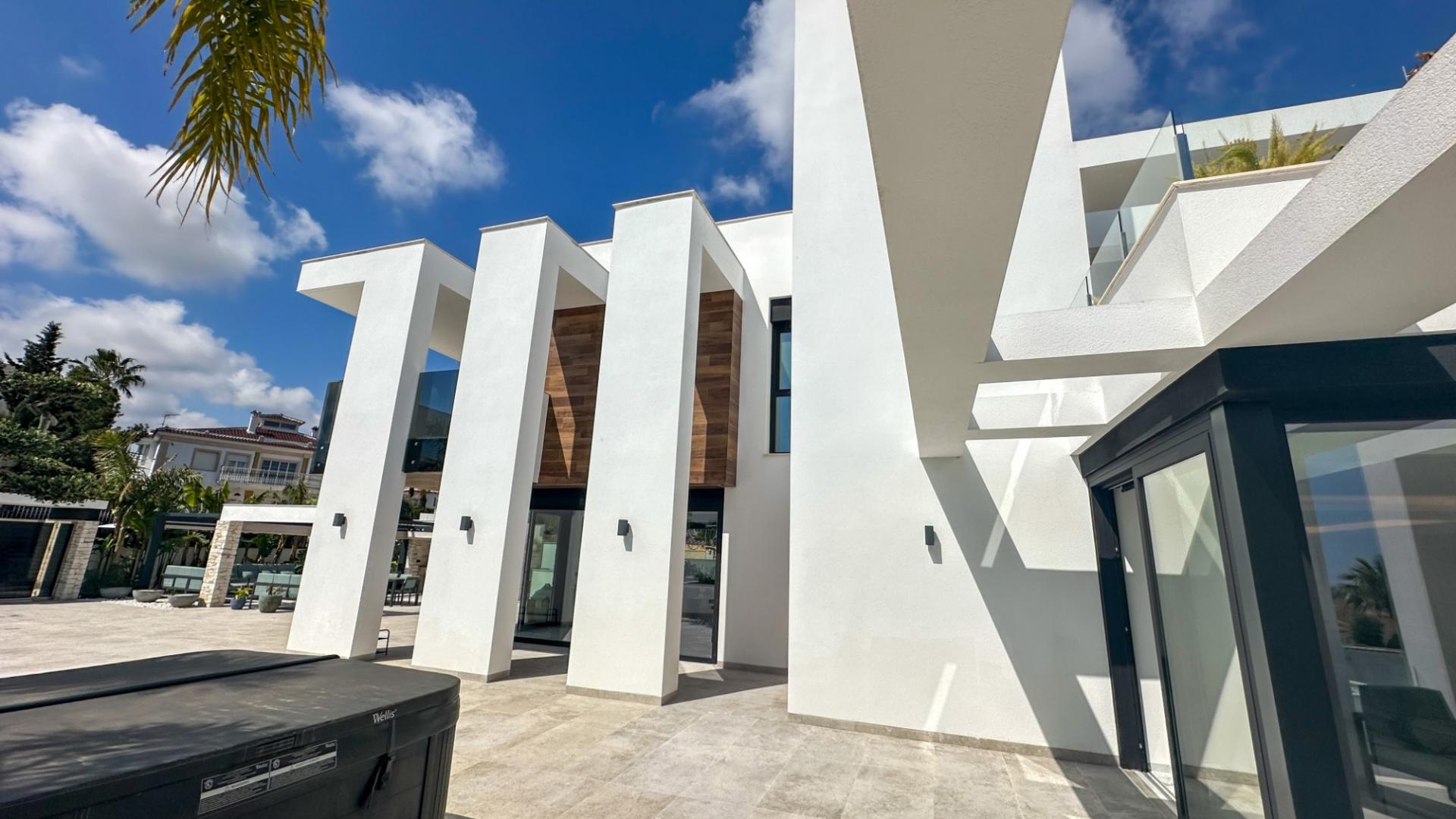 4-Bedroom Villa in Villamartin, Orihuela Costa - Image 21