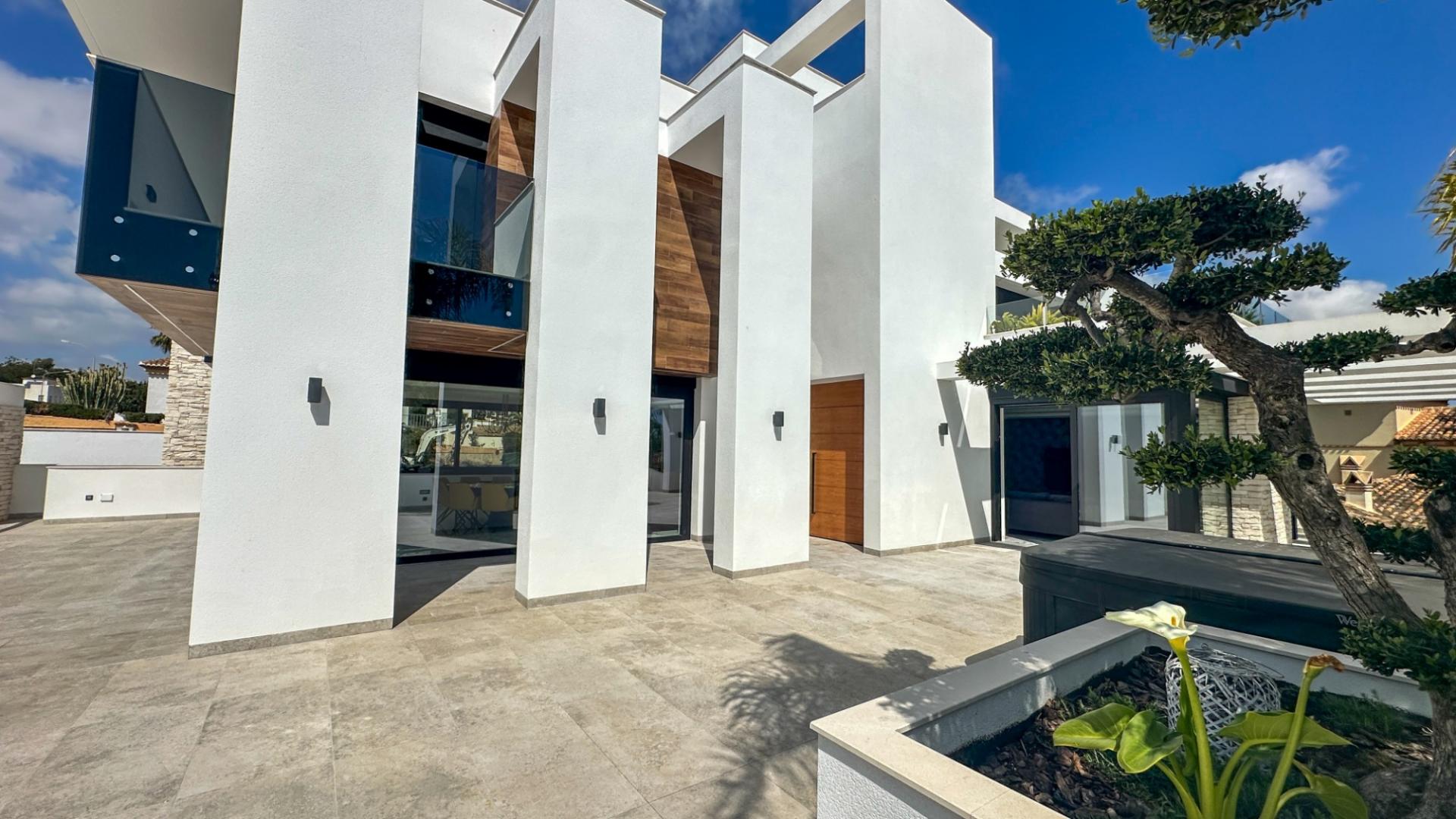 4-Bedroom Villa in Villamartin, Orihuela Costa - Image 22