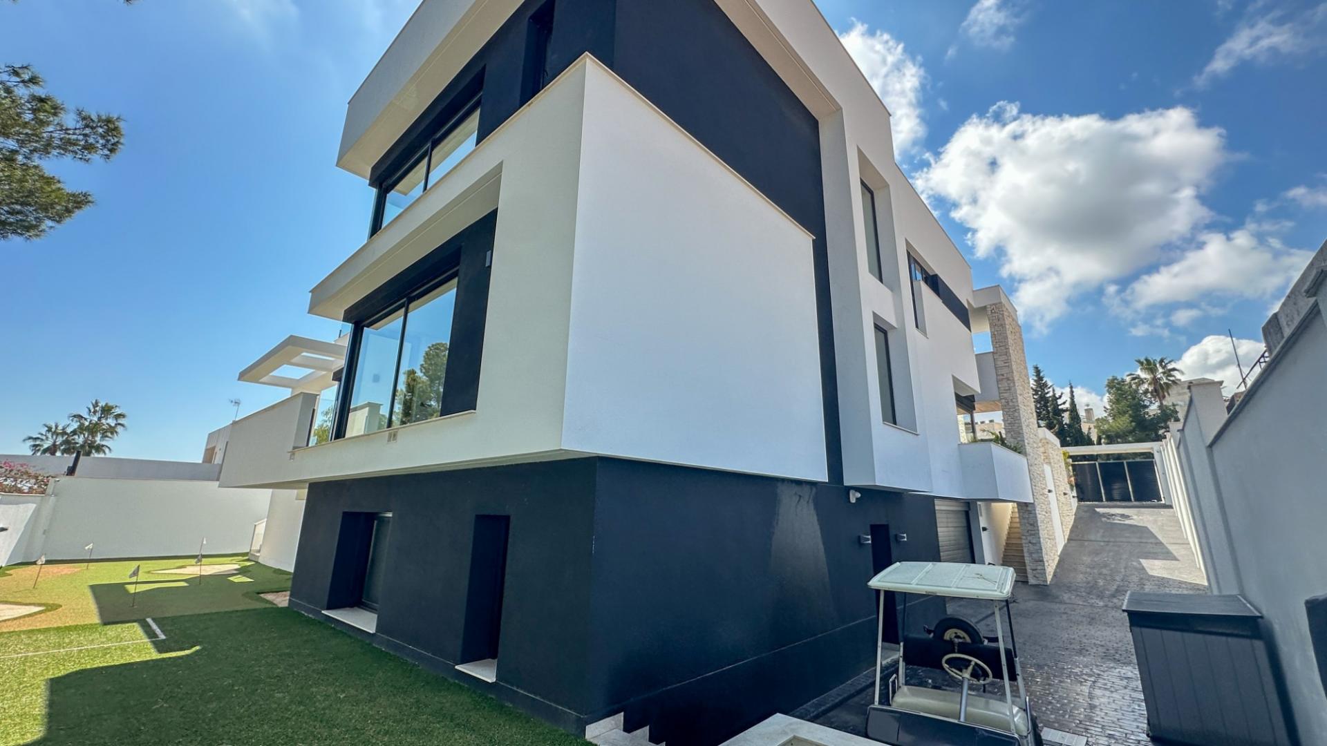 4-Bedroom Villa in Villamartin, Orihuela Costa - Image 34