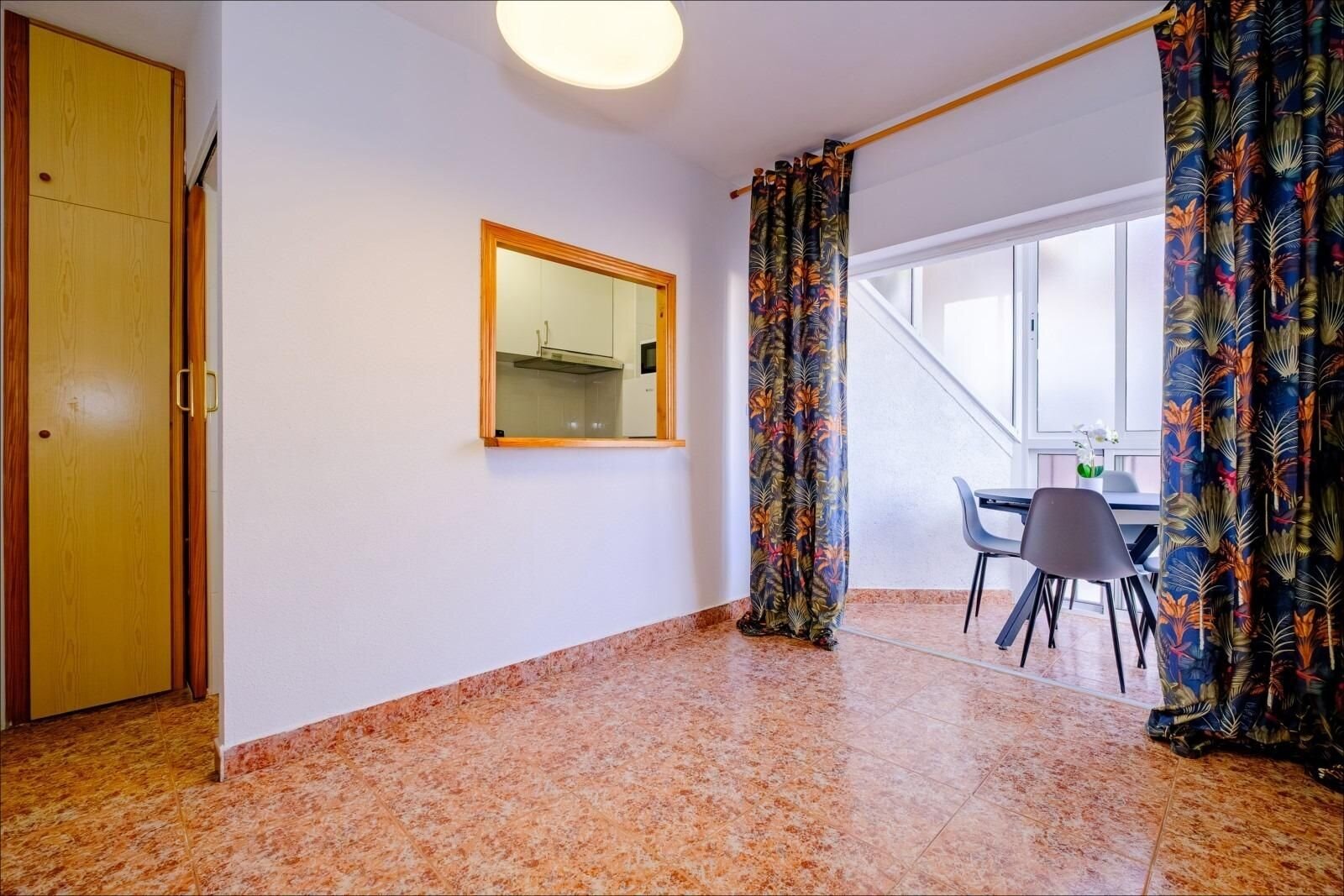1-Bedroom Apartment in Estacion de Autobuses, Torrevieja - Image 4