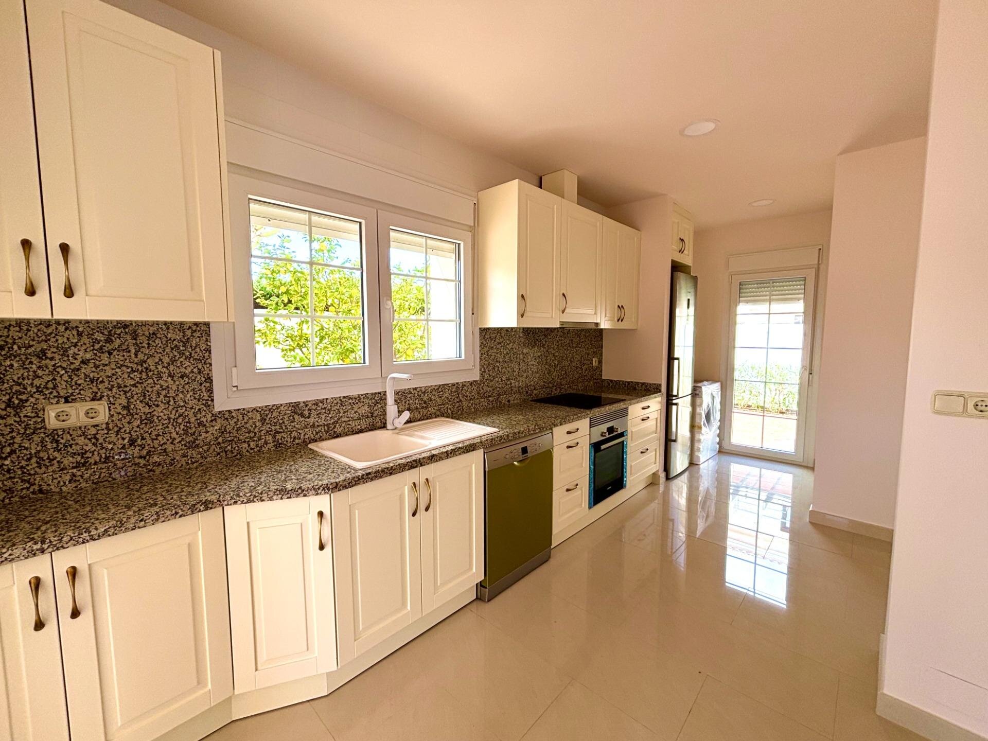 4-Bedroom Villa in Cabo Roig - Image 10