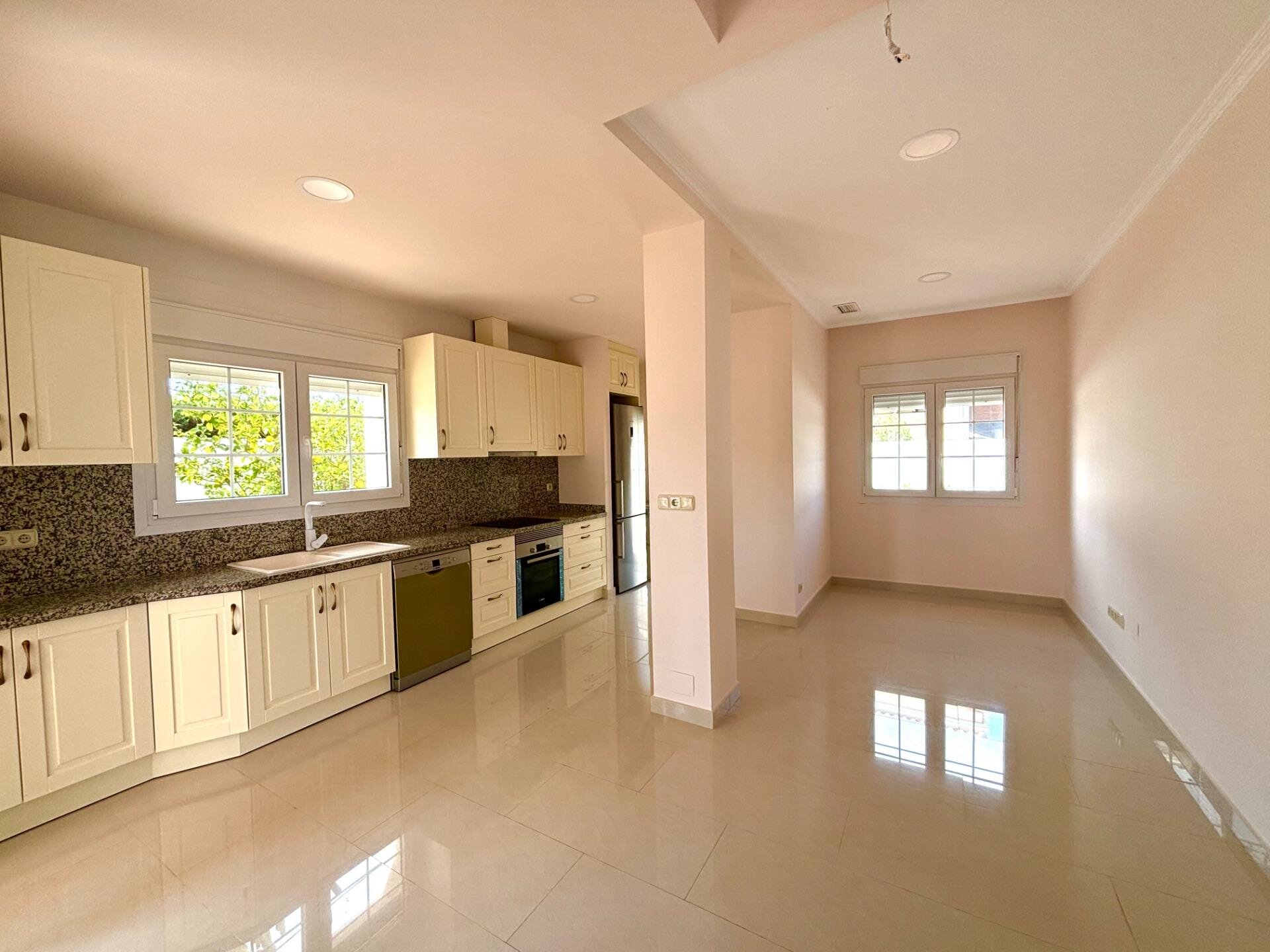 4-Bedroom Villa in Cabo Roig - Image 11