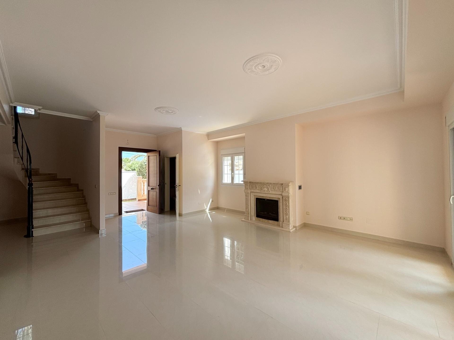 4-Bedroom Villa in Cabo Roig - Image 13