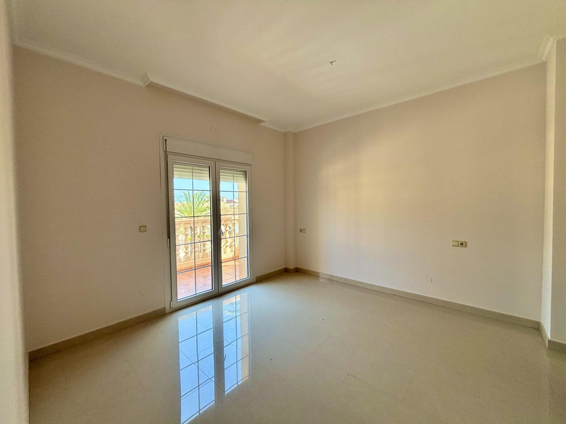 4-Bedroom Villa in Cabo Roig - Image 18