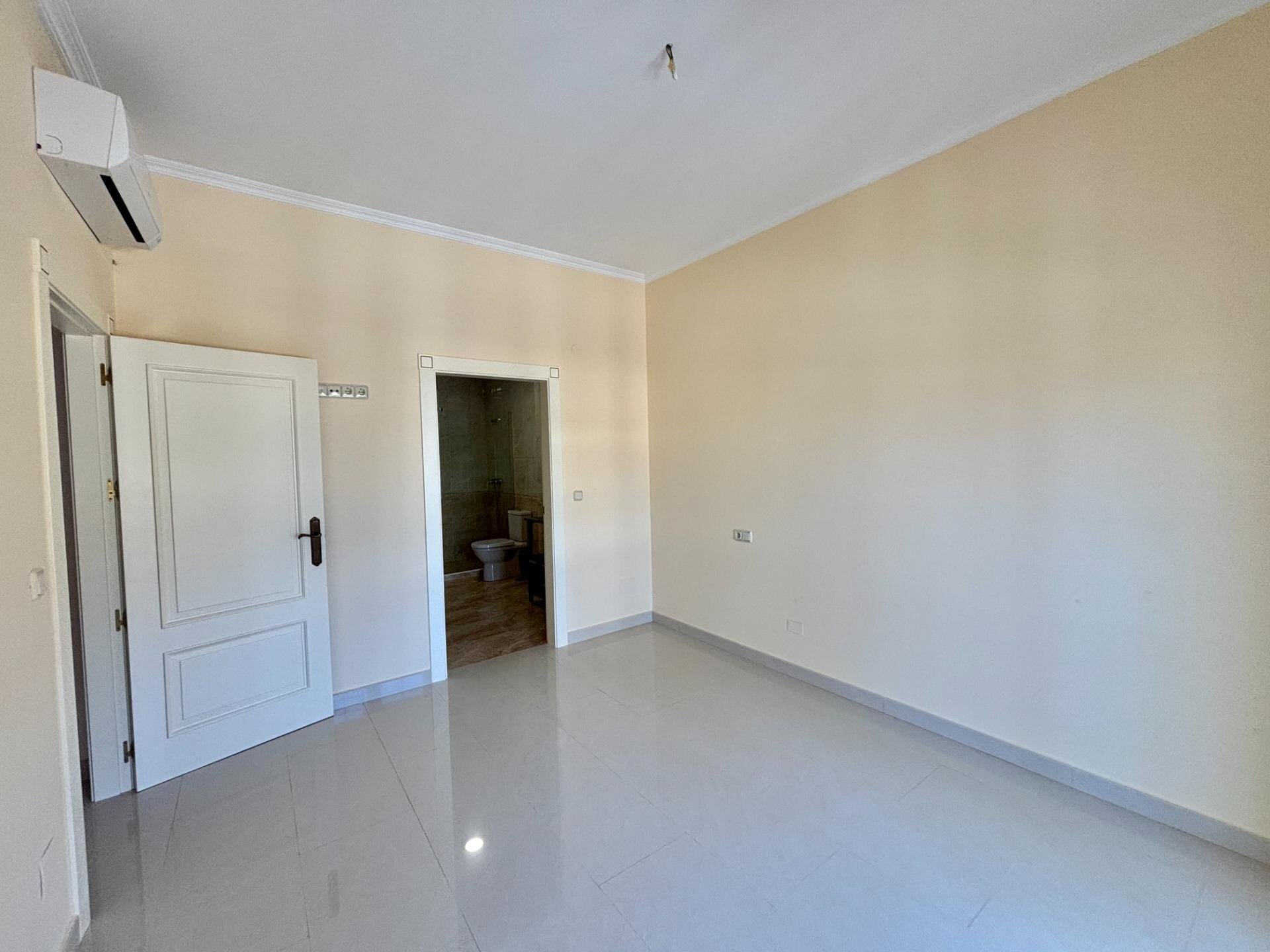 4-Bedroom Villa in Cabo Roig - Image 19