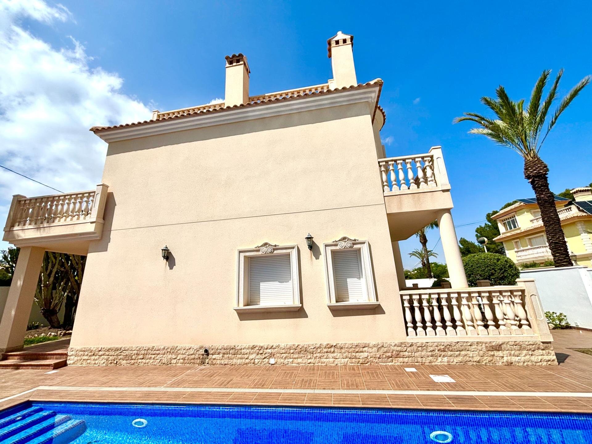 4-Bedroom Villa in Cabo Roig - Image 2
