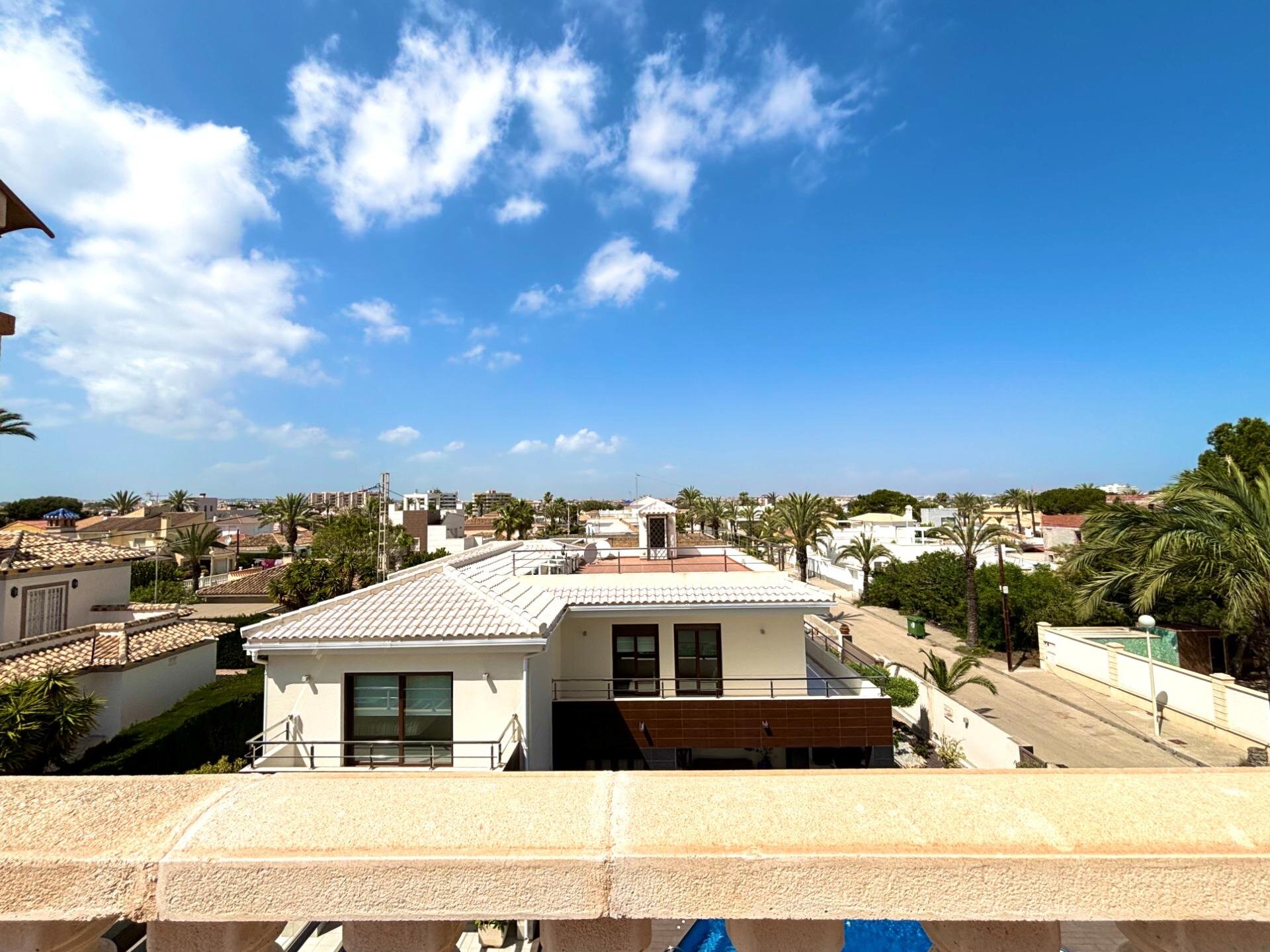 4-Bedroom Villa in Cabo Roig - Image 22
