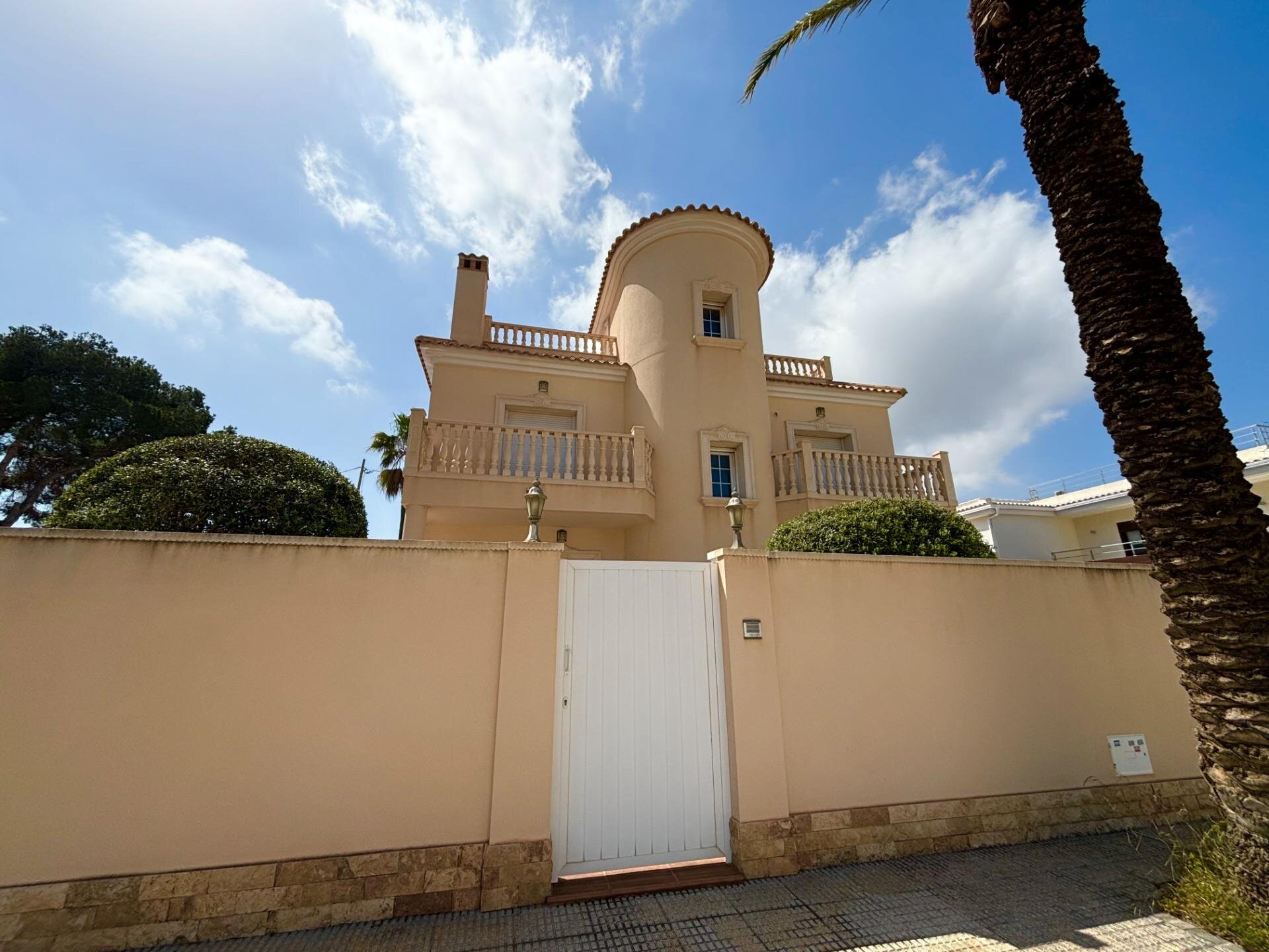 4-Bedroom Villa in Cabo Roig - Image 4