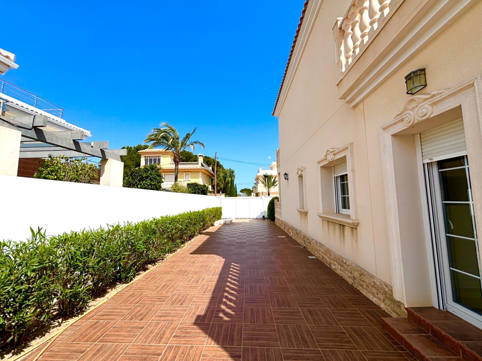 4-Bedroom Villa in Cabo Roig - Image 8