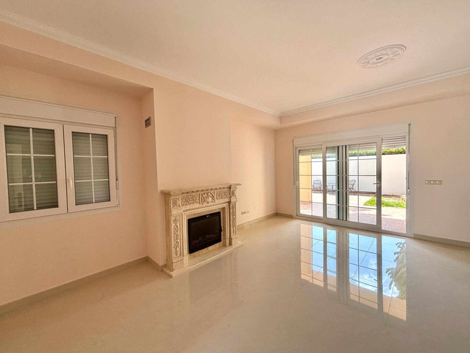 4-Bedroom Villa in Cabo Roig - Image 9