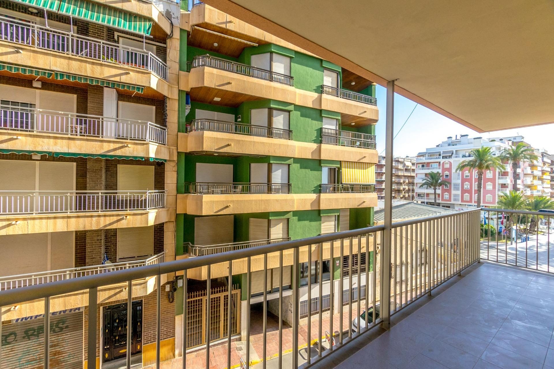4-Bedroom Apartment in Estacion de Autobuses, Torrevieja - Image 17