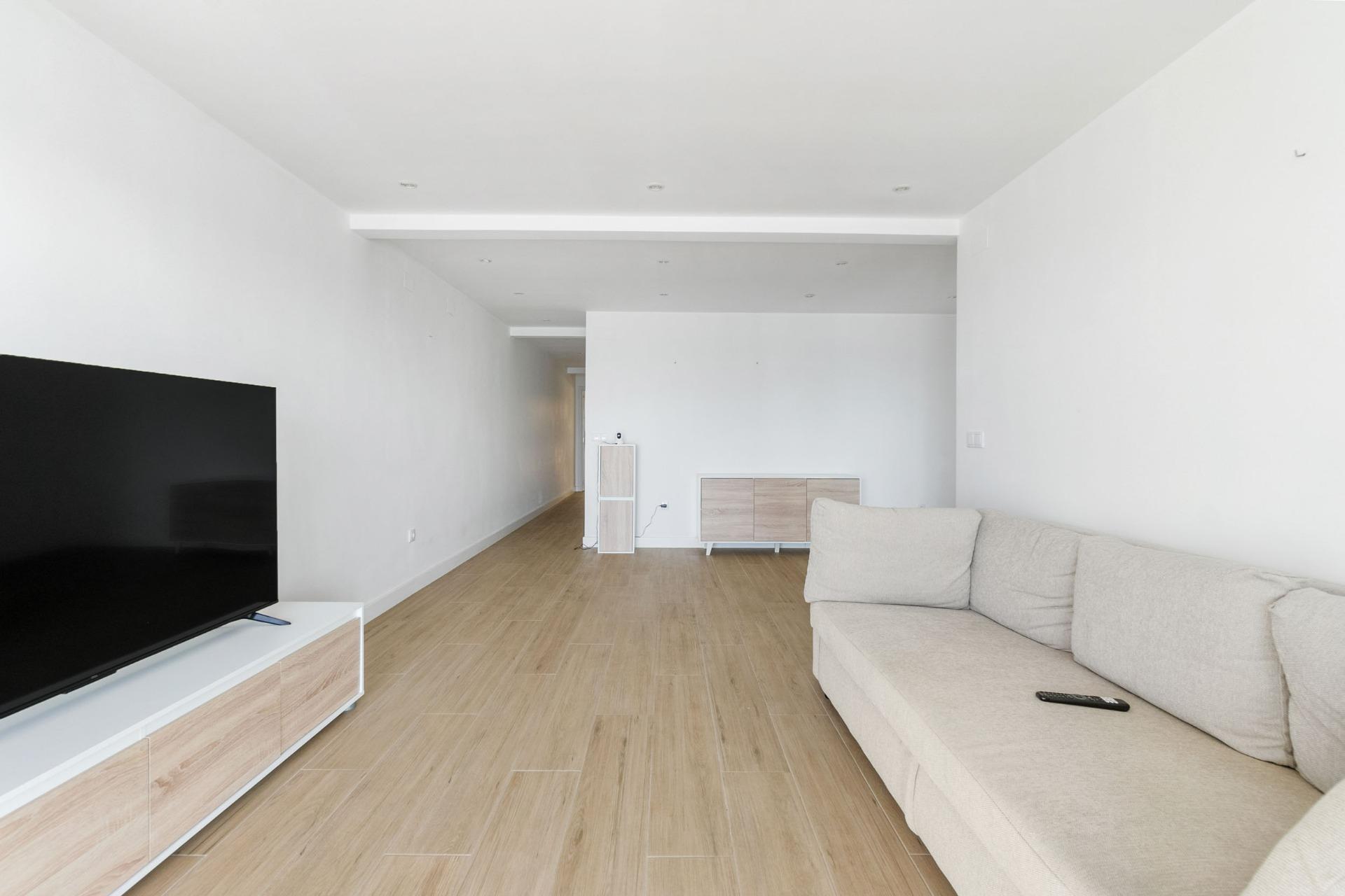 4-Bedroom Apartment in Estacion de Autobuses, Torrevieja - Image 4