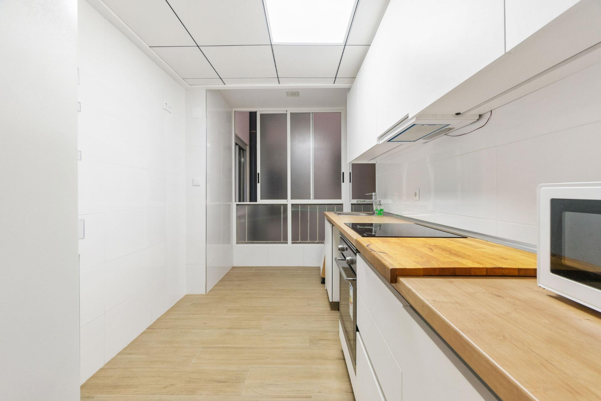 4-Bedroom Apartment in Estacion de Autobuses, Torrevieja - Image 7