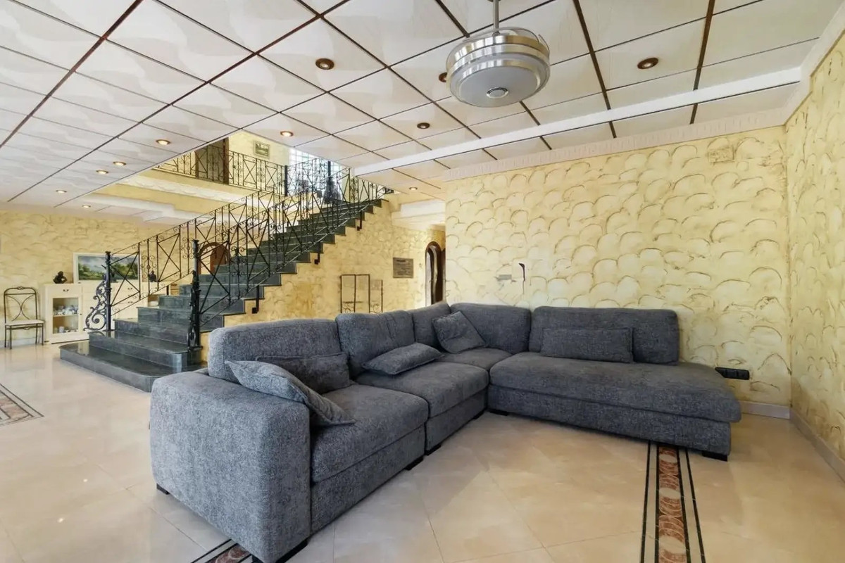 4-Bedroom Detached House in La Zenia, Orihuela Costa | Su... - Image 10