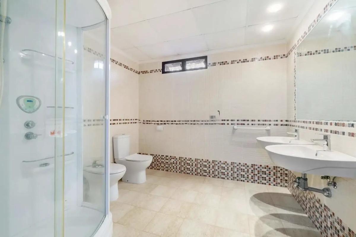 4-Bedroom Detached House in La Zenia, Orihuela Costa | Su... - Image 25