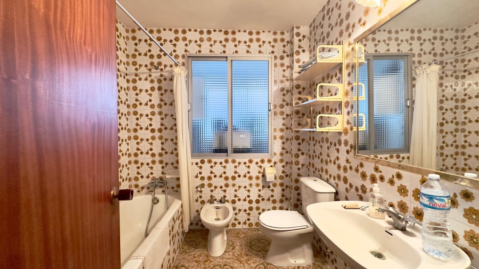 4-Bedroom Apartment in Torrevieja, Torrevieja - Image 25
