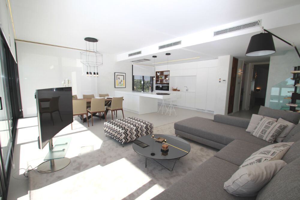 3-Bedroom Villa in San Miguel de Salinas - Image 4
