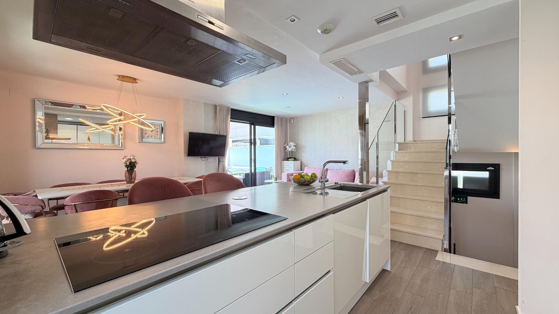 5-Bedroom Villa in Aguas Nuevas, Torrevieja - Image 12