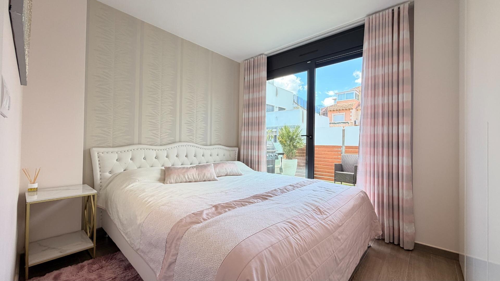 5-Bedroom Villa in Aguas Nuevas, Torrevieja - Image 17