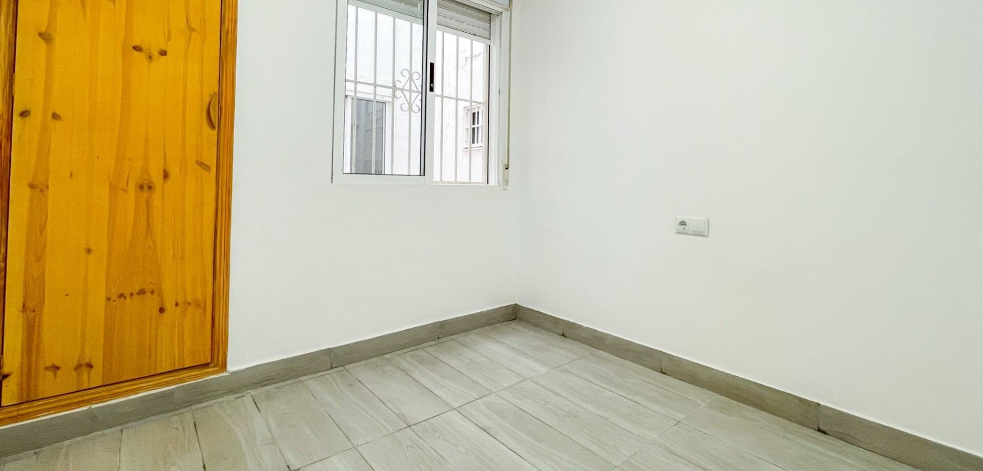 2-Bedroom Apartment in Estacion de Autobuses, Torrevieja - Image 11