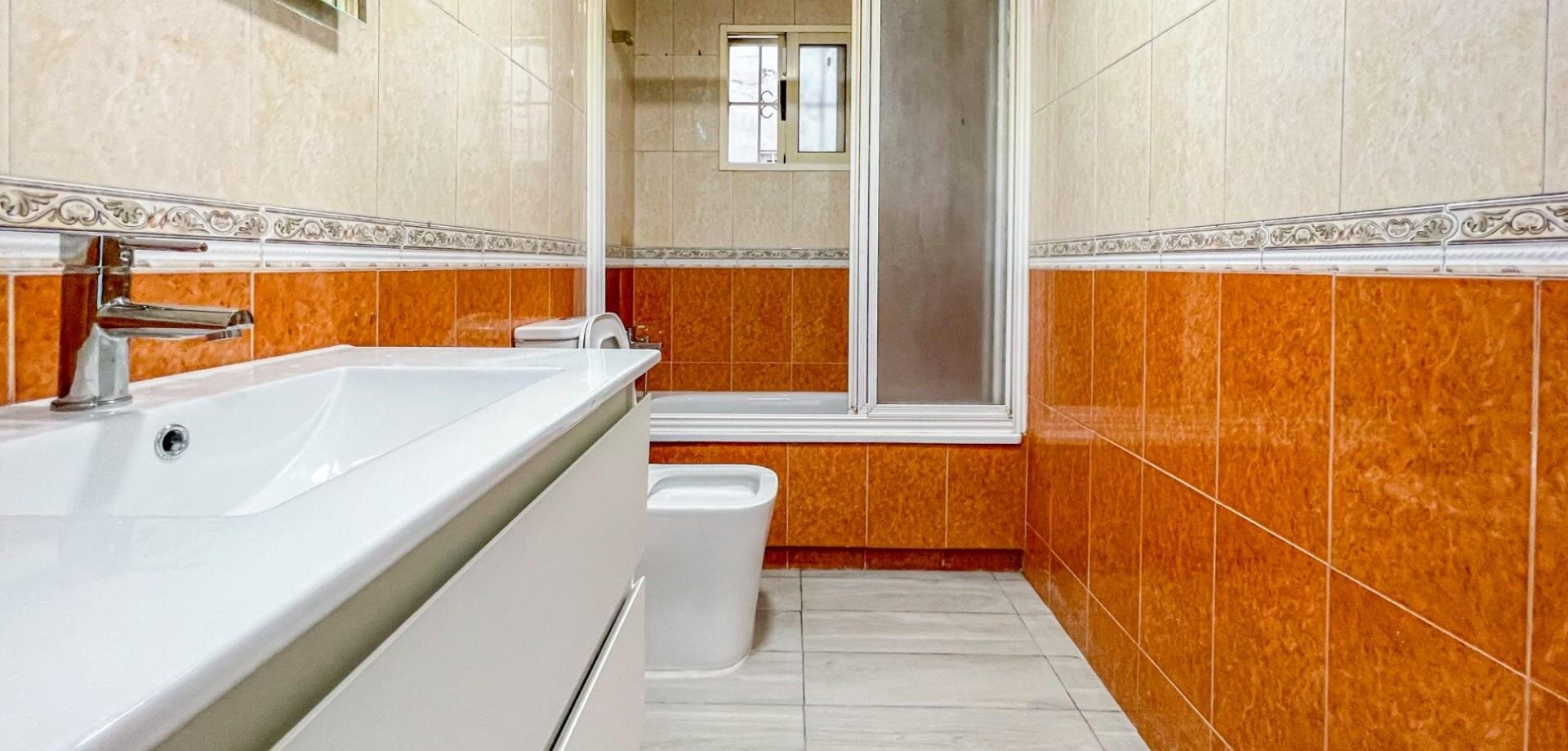 2-Bedroom Apartment in Estacion de Autobuses, Torrevieja - Image 12