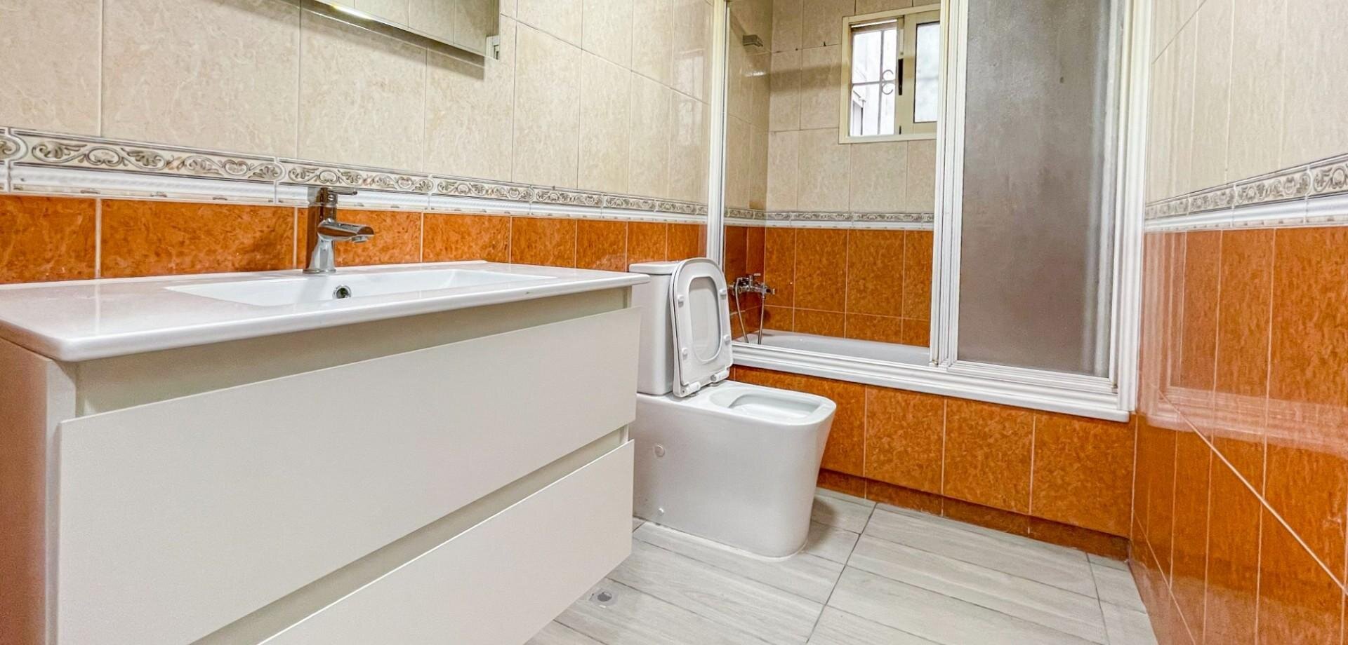 2-Bedroom Apartment in Estacion de Autobuses, Torrevieja - Image 13