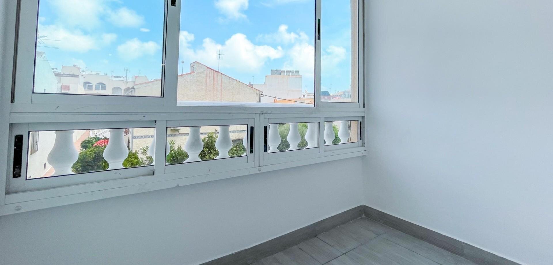 2-Bedroom Apartment in Estacion de Autobuses, Torrevieja - Image 2