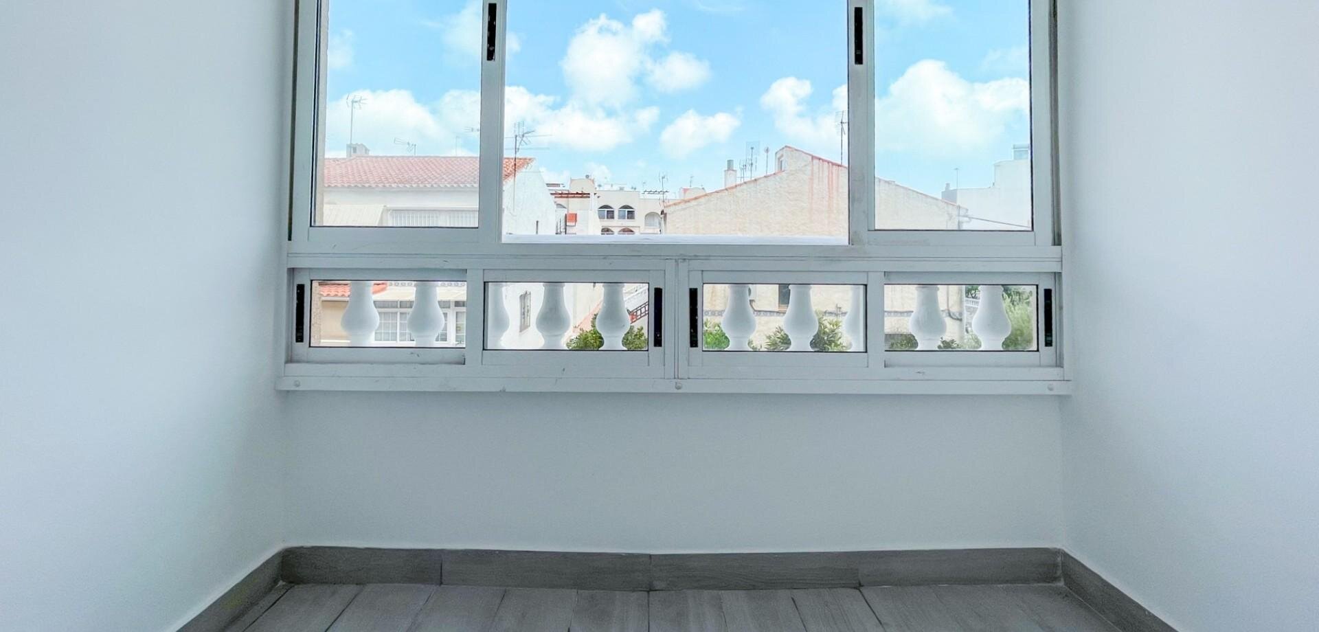 2-Bedroom Apartment in Estacion de Autobuses, Torrevieja - Image 5