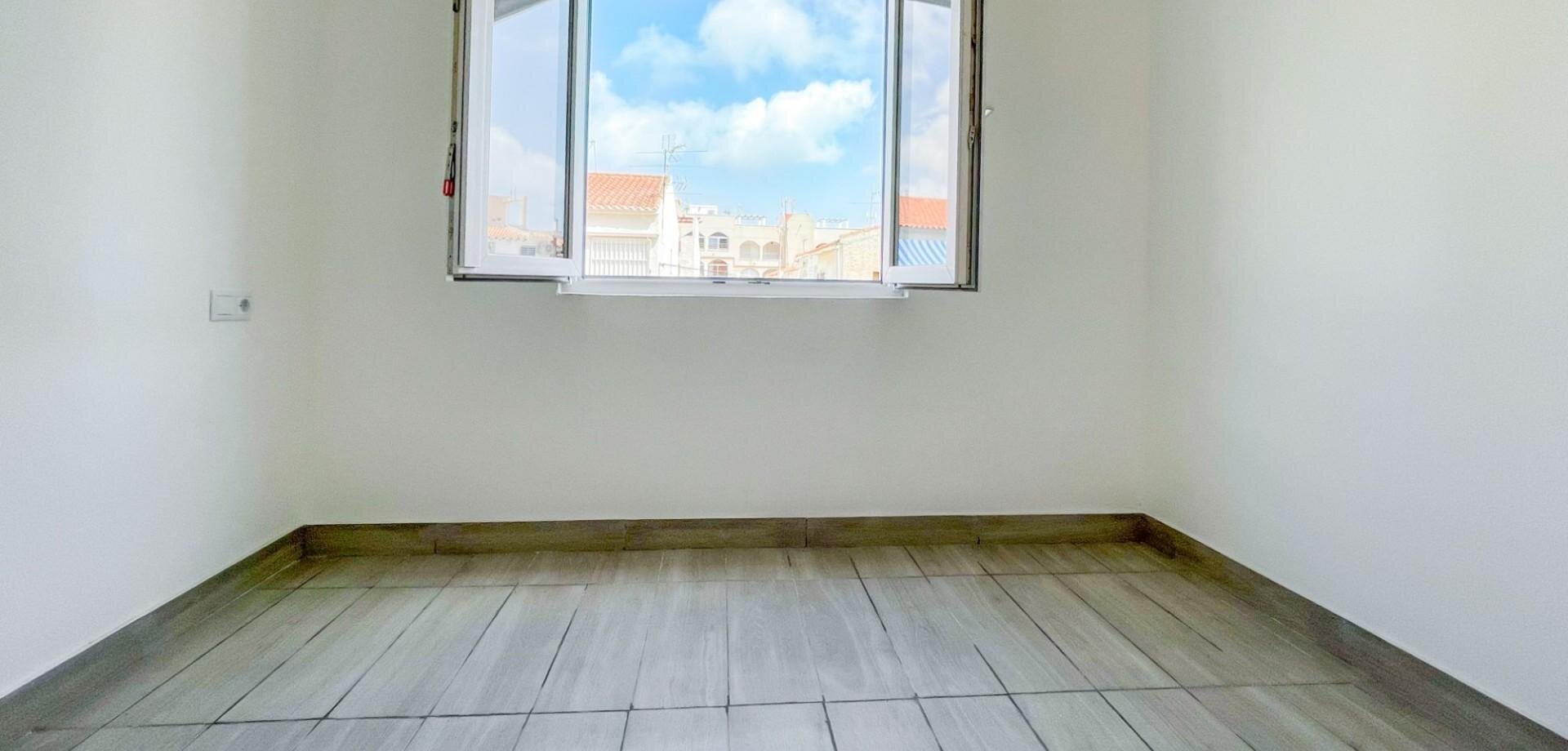 2-Bedroom Apartment in Estacion de Autobuses, Torrevieja - Image 7