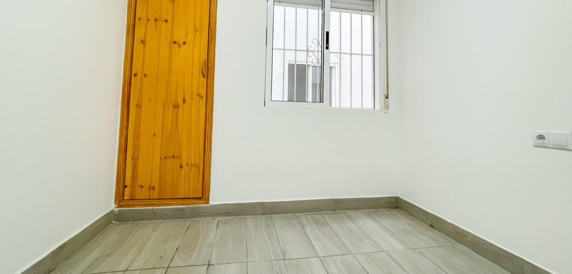 2-Bedroom Apartment in Estacion de Autobuses, Torrevieja - Image 9