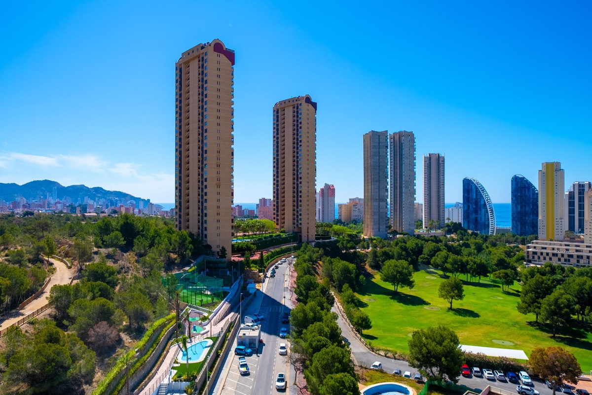 2-Bedroom Middle Floor Apartment in  Benidorm | Sunny Cas... - Image 18