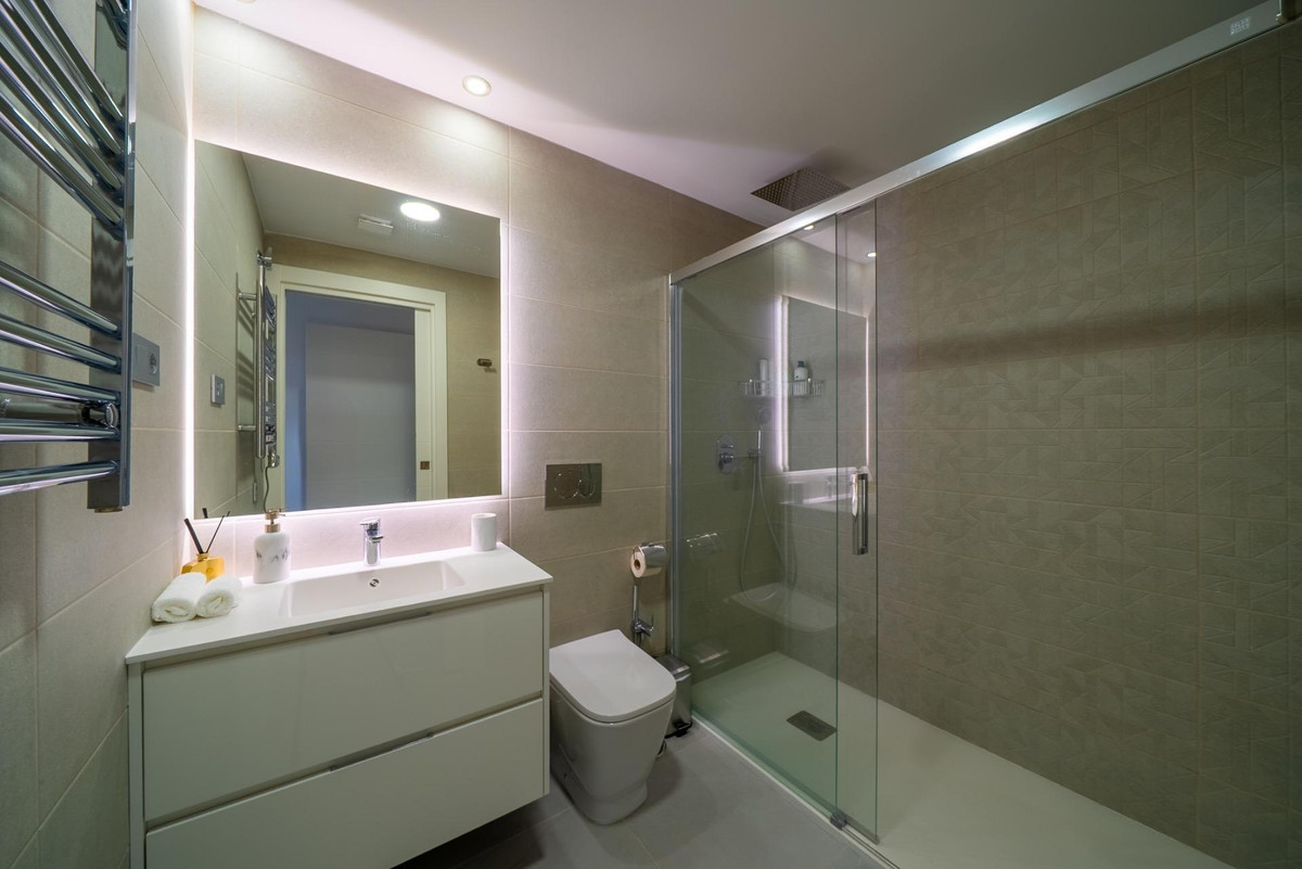 2-Bedroom Middle Floor Apartment in  Benidorm | Sunny Cas... - Image 8