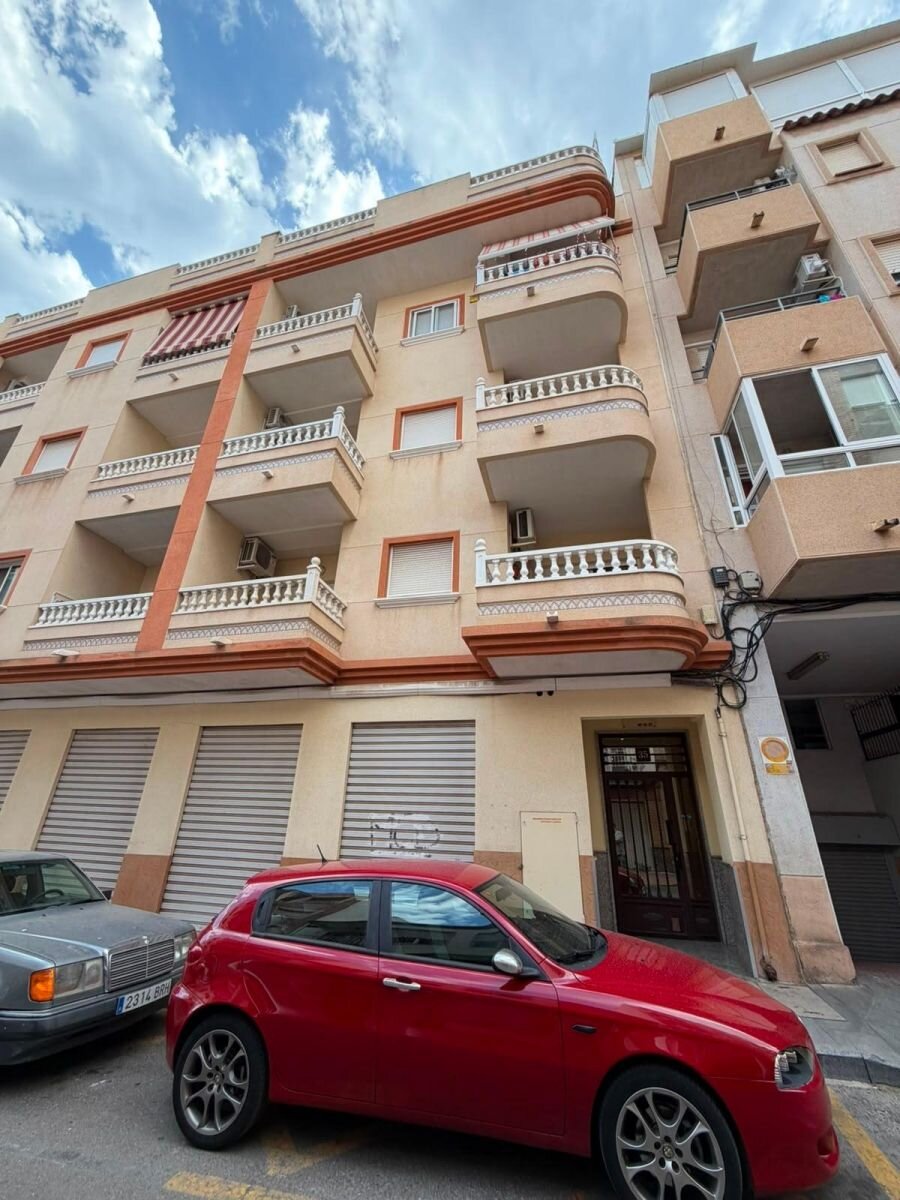 2-Bedroom Apartment in Estacion de Autobuses, Torrevieja - Image 3