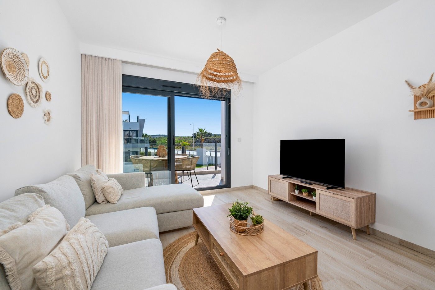 2-Bedroom Apartment in Pueblo, San Miguel de Salinas - Image 2